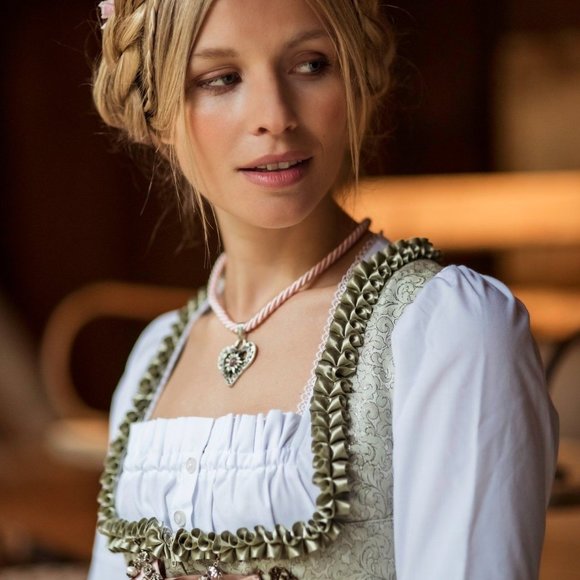 Meet Your Posher, Elle - Picture 11 of 13